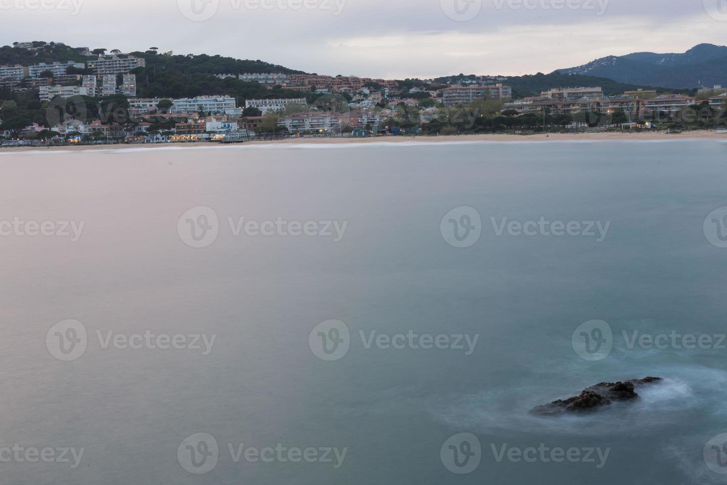 costa brava, españa, mar estrellándose contra las rocas, mar mediterráneo al norte de cataluña, españa foto
