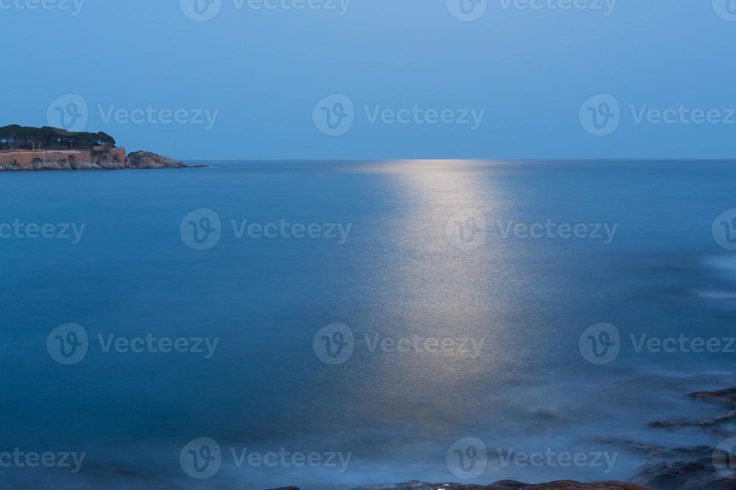 costa brava, españa, mar estrellándose contra las rocas, mar mediterráneo al norte de cataluña, españa foto