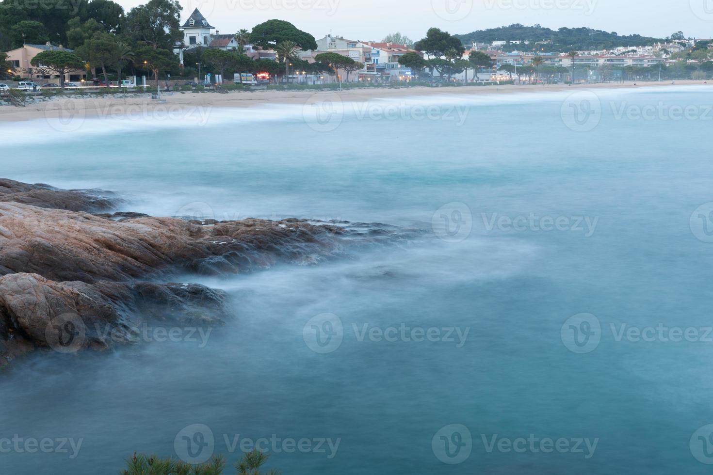 costa brava, españa, mar estrellándose contra las rocas, mar mediterráneo al norte de cataluña, españa foto