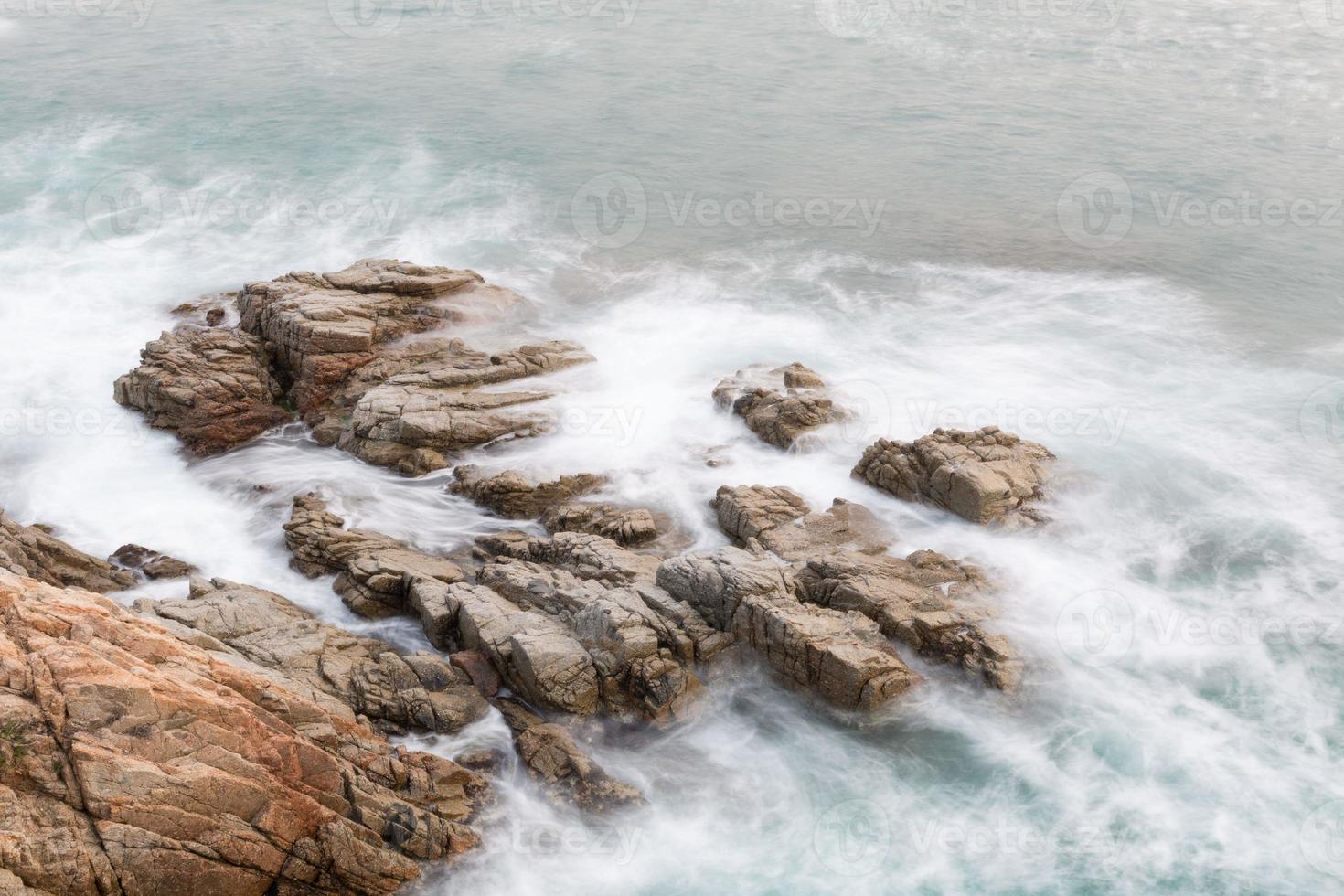 olas, mala mar, olas rompiendo contra el puerto y contra la roca. foto