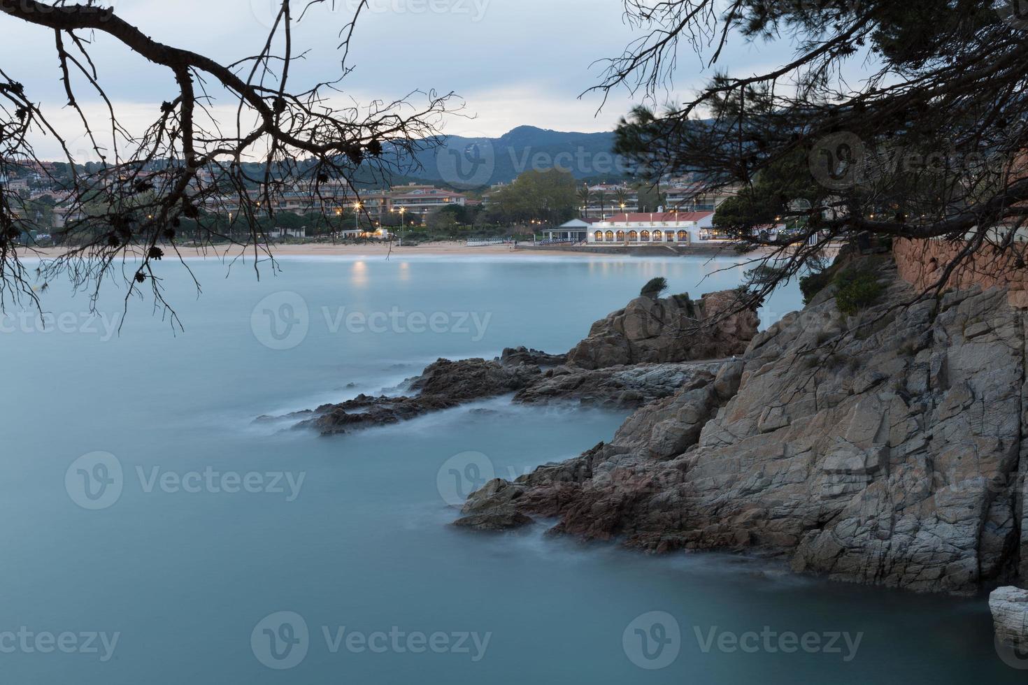 rocas y acantilados en la costa brava en el mar mediterráneo en el norte de cataluña, españa. foto