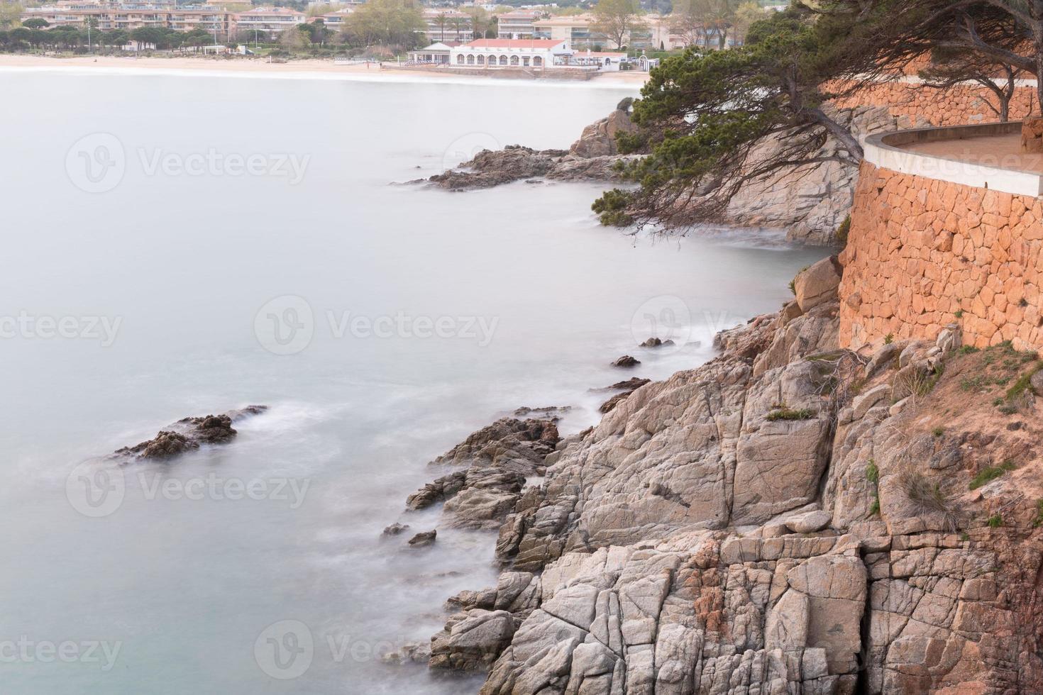 camino costero en la costa brava, en sant feliu de guixols, girona, cataluña, españa. foto