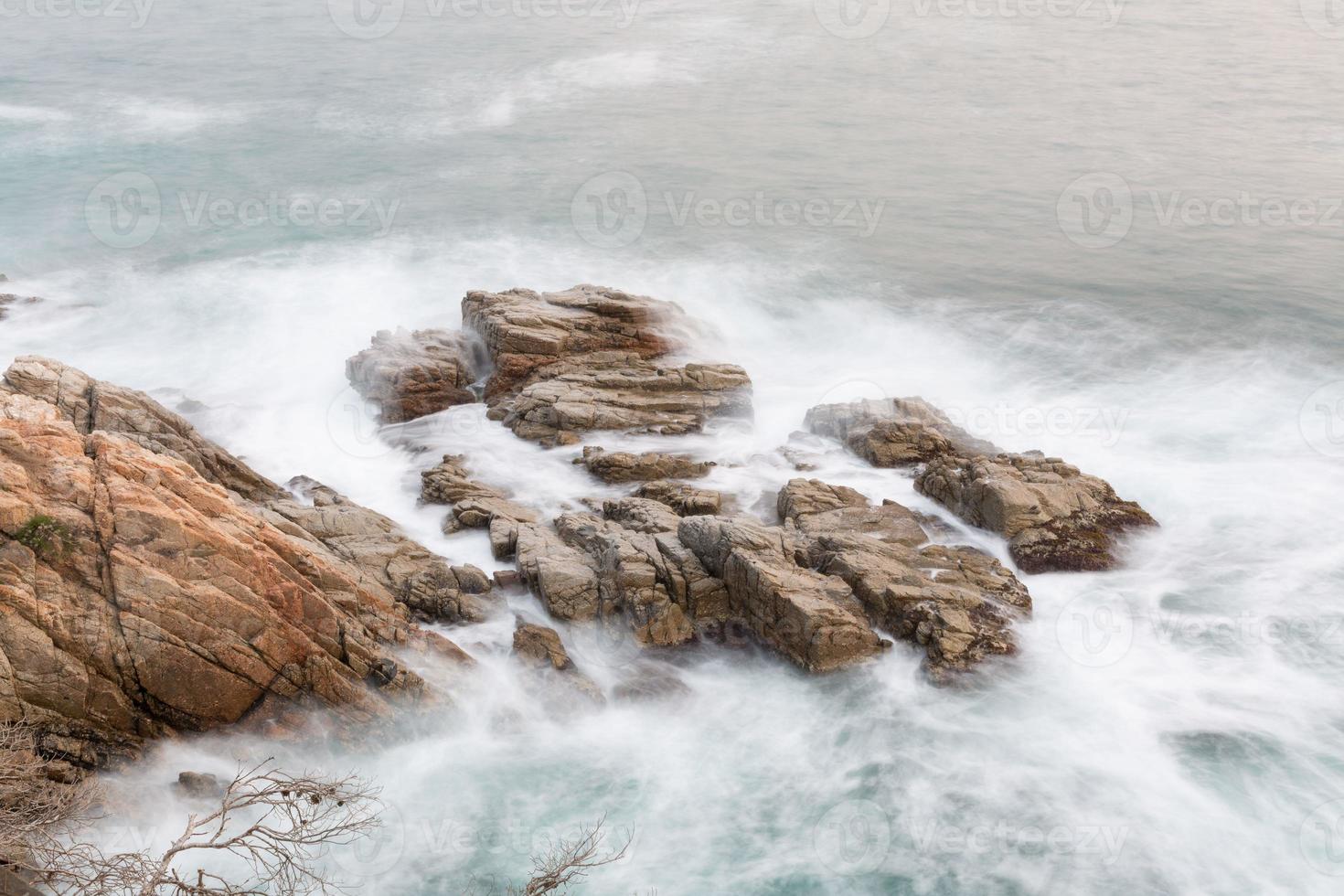 olas, mala mar, olas rompiendo contra el puerto y contra la roca. foto