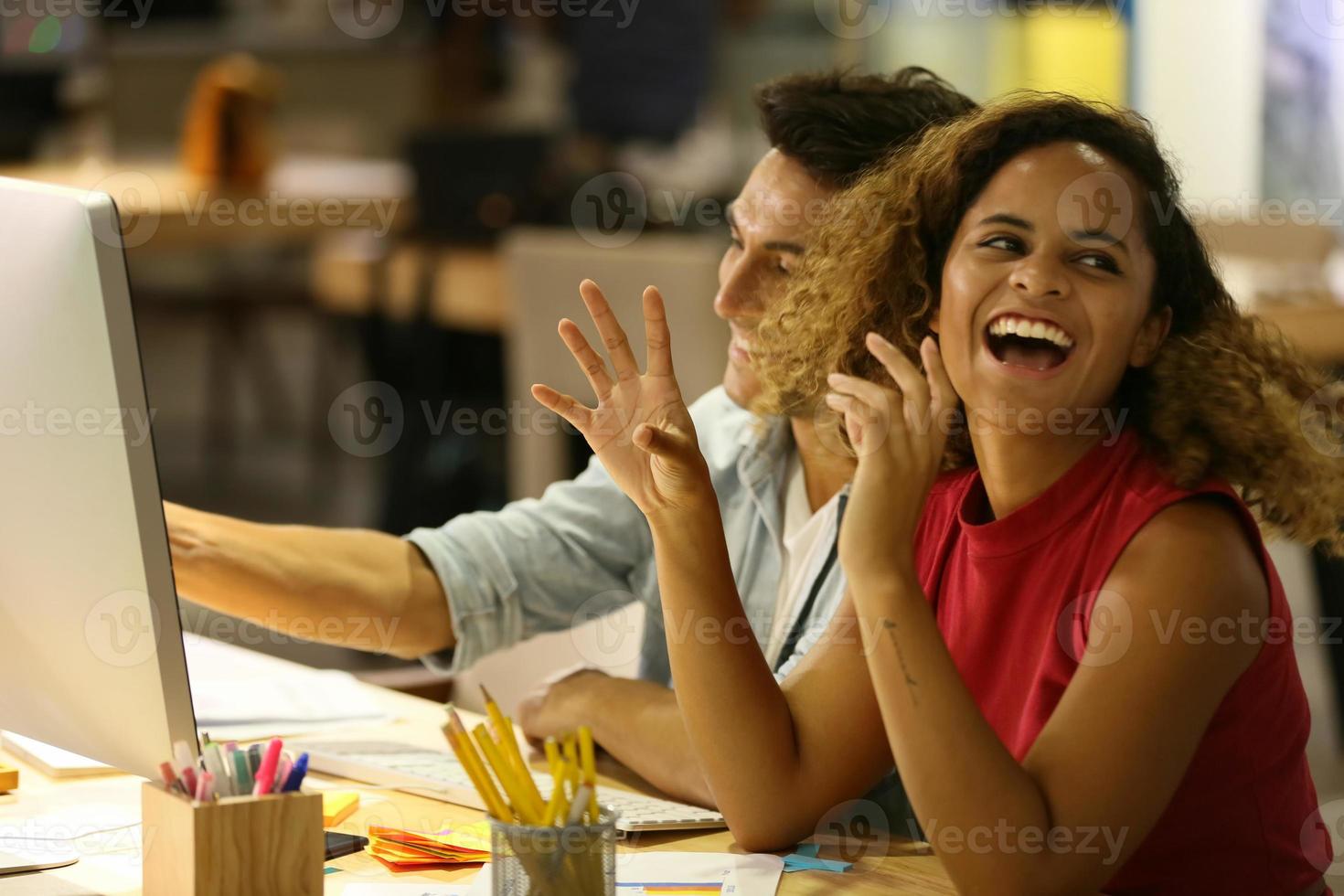 empresarios multirraciales trabajando en un nuevo plan de marketing de proyectos, reuniéndose dentro de la oficina moderna. foto