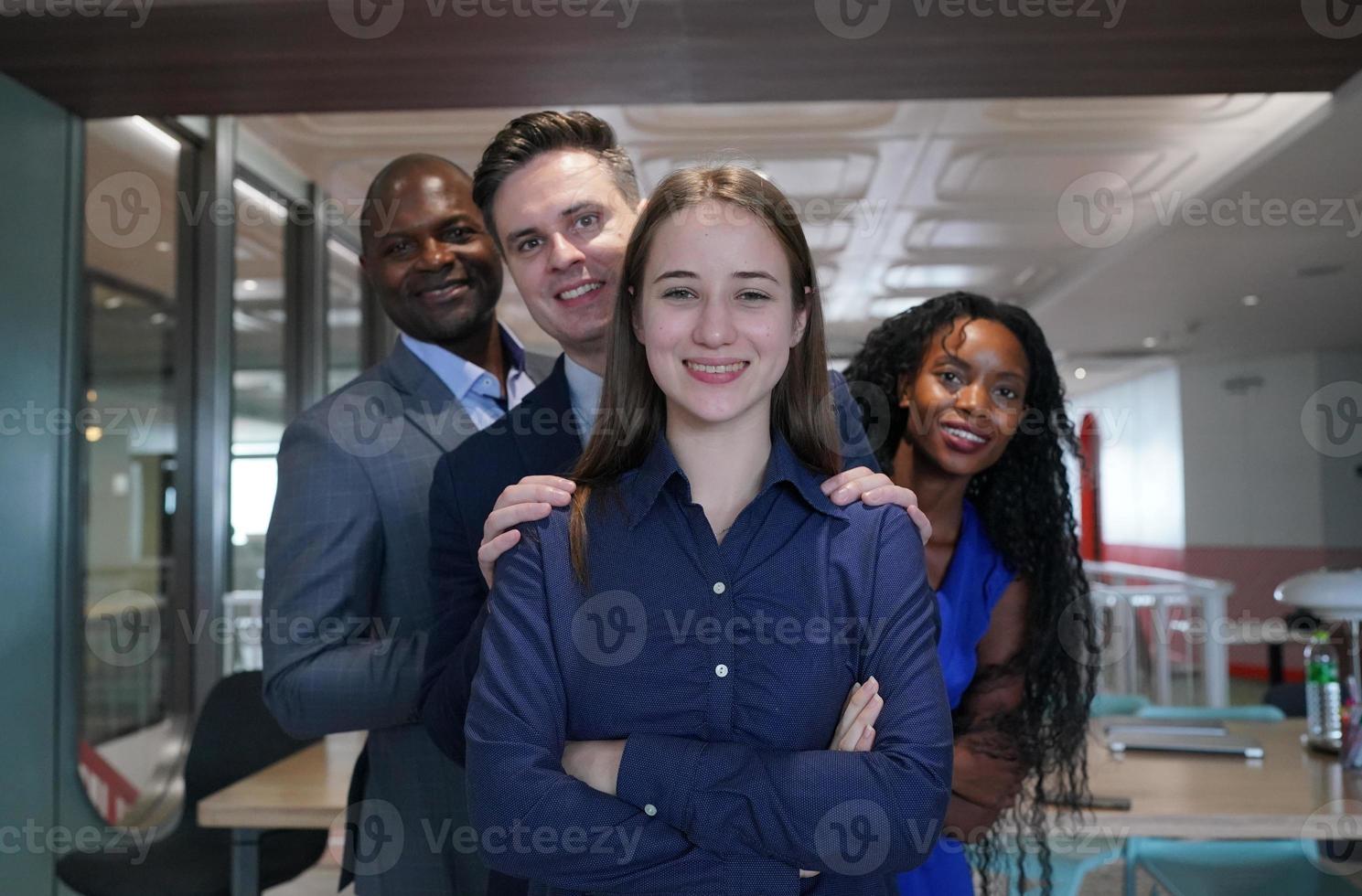 jóvenes compañeros de trabajo enfocados, mujeres y hombres, colegas de negocios discutiendo datos y trabajando juntos en la oficina. empresarios co-working foto