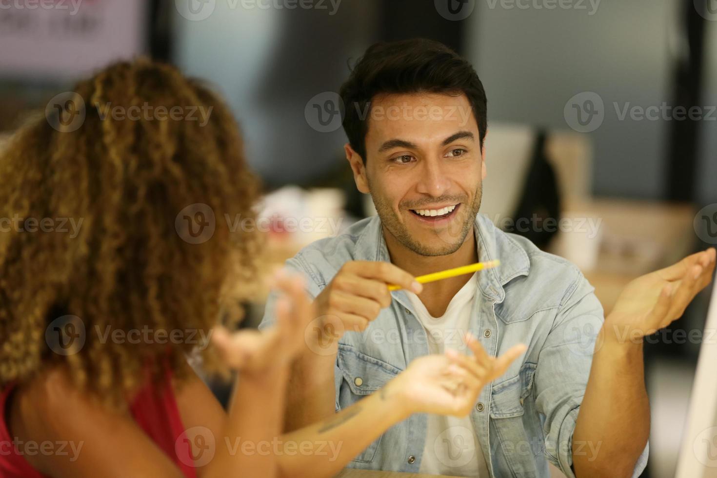 empresarios multirraciales trabajando en un nuevo plan de marketing de proyectos, reuniéndose dentro de la oficina moderna. foto