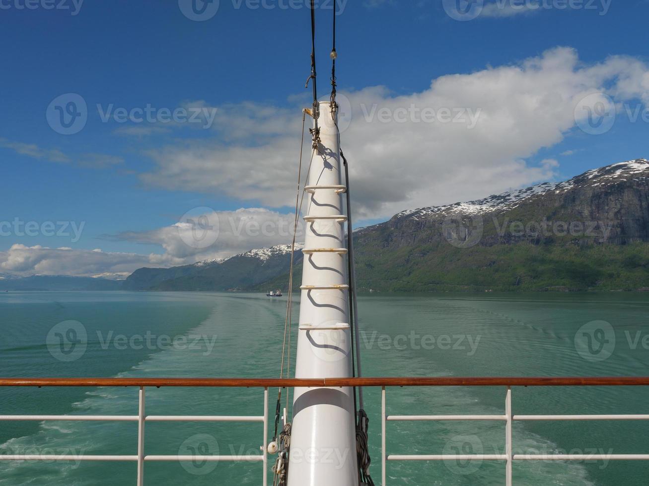 el pequeño pueblo eidfjord en el fiordo noruego hardangerfjord foto