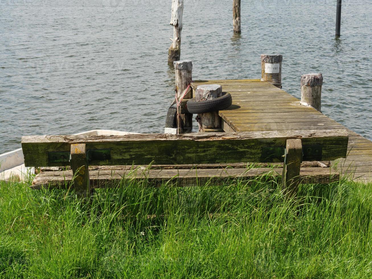 la pequeña ciudad de arnis en el río schlei foto