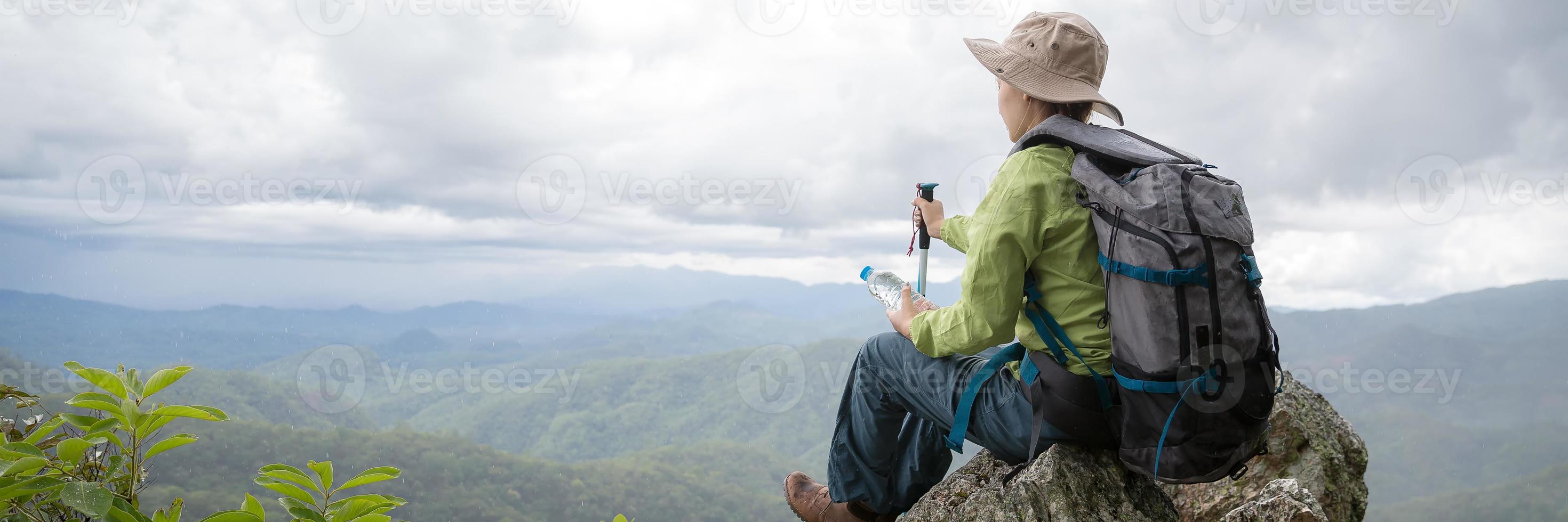 mujeres excursionistas en la roca superior foto