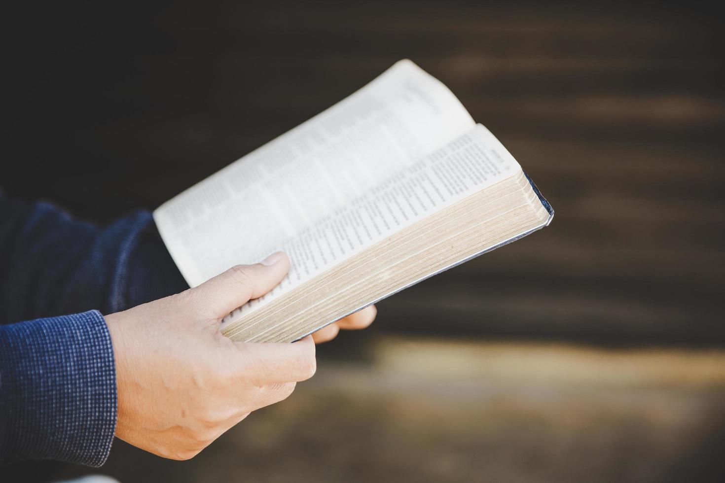 mujer con biblia foto