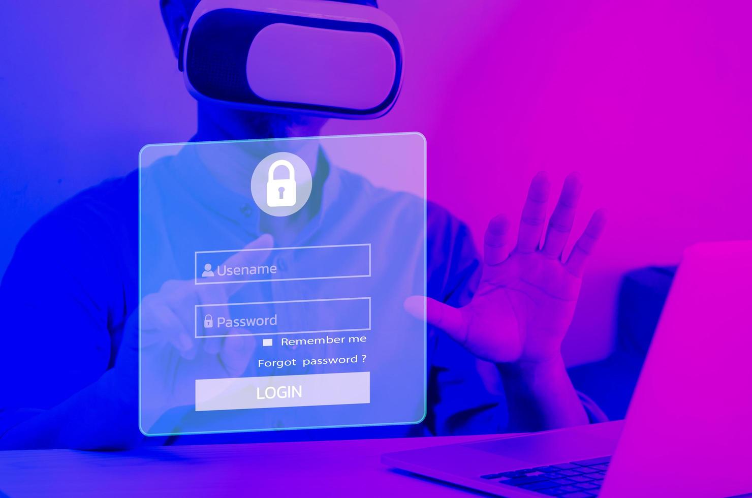 hombre que usa computadora portátil contraseña de inicio de sesión de metaverso moderno tecnología de concepto de pantalla virtual de pantalla táctil. foto