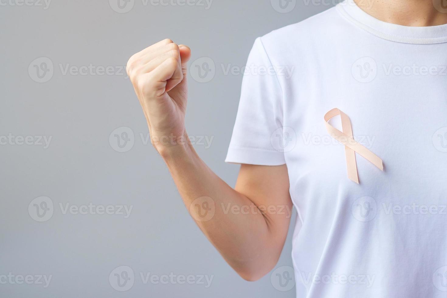 cinta de melocotón para el mes de concientización sobre el cáncer uterino de septiembre. concepto de salud y día mundial del cáncer foto