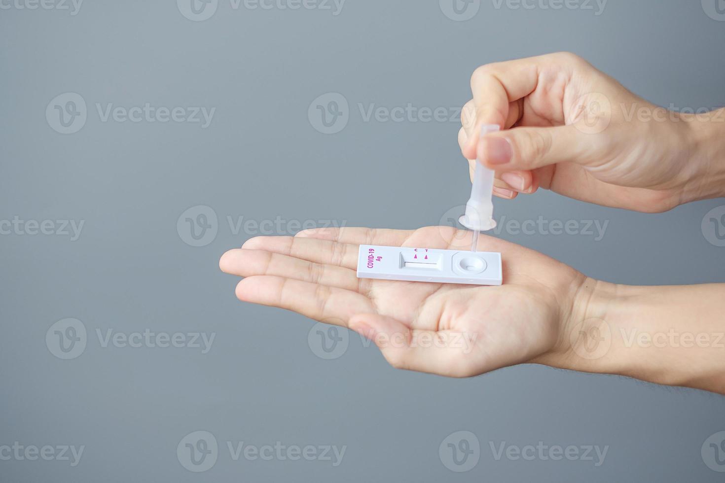 prueba de covid 19 con hisopo de hombre mediante kit de prueba rapida de antigeno. coronavirus auto nasal o prueba casera concepto de bloqueo y aislamiento del hogar 8117165 Foto de stock en