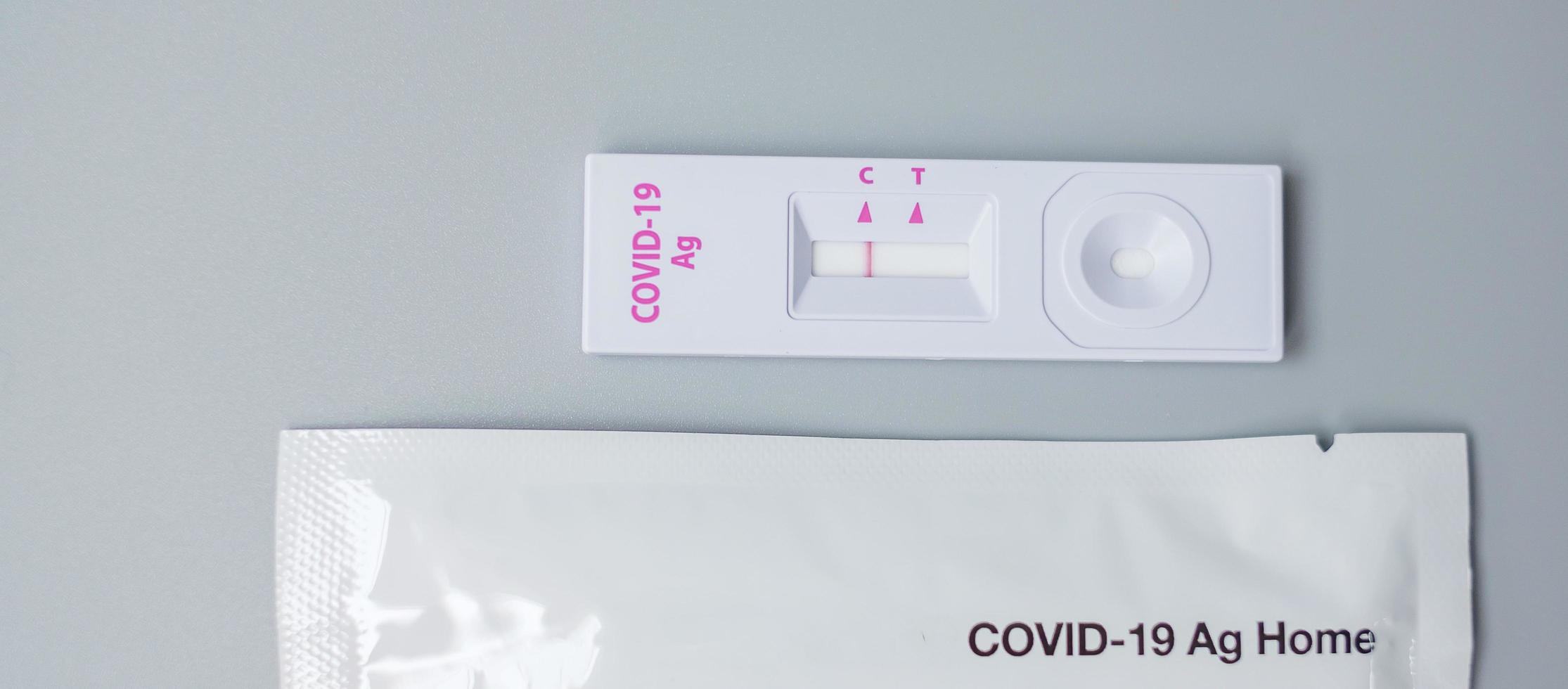 kit de prueba rápida de antígeno con resultado negativo durante la prueba de hisopo covid-19. coronavirus auto nasal o prueba casera, concepto de bloqueo y aislamiento del hogar foto