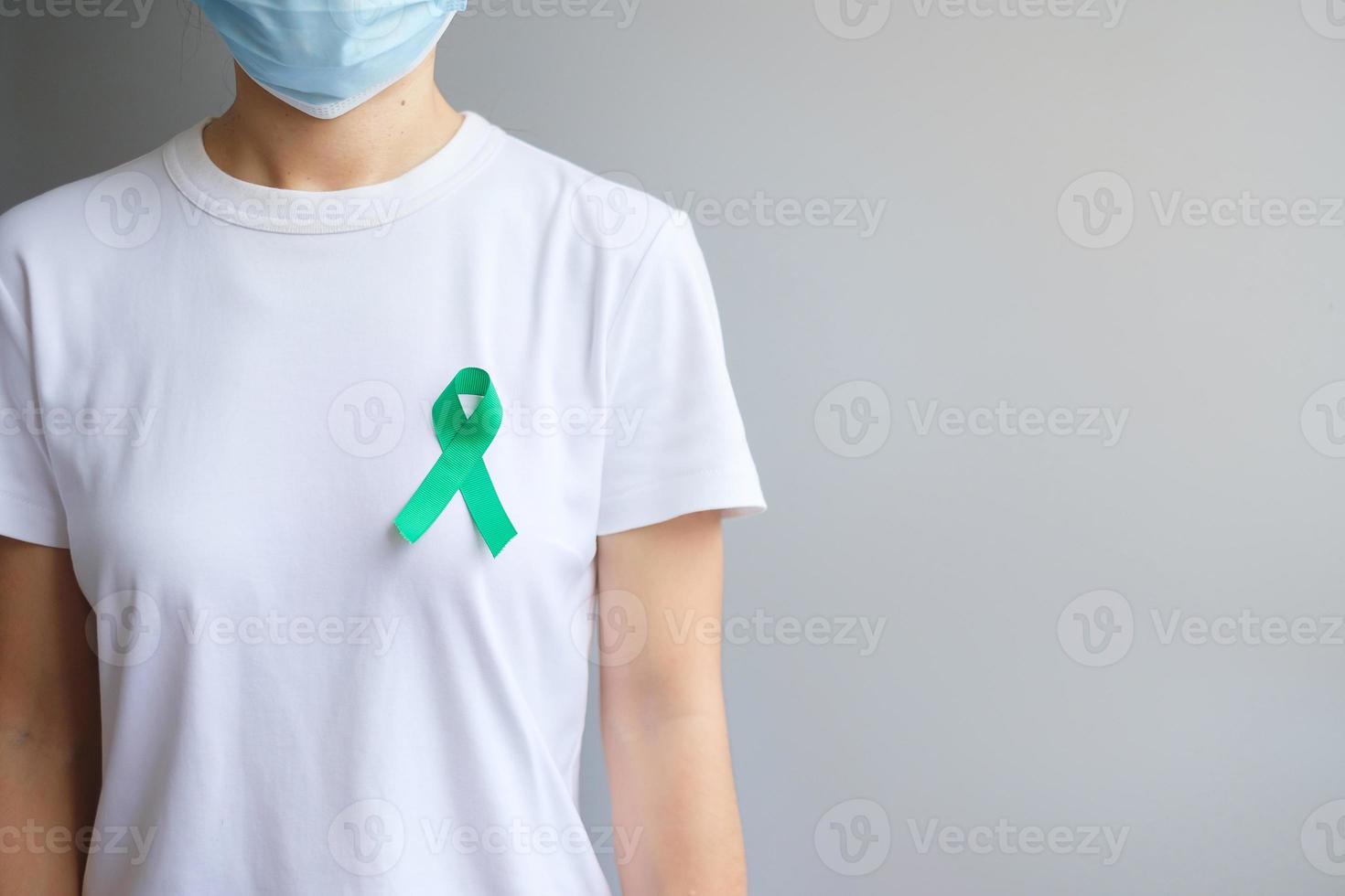 septiembre mes de concientización sobre el cáncer de ovario, mujer con color de cinta verde azulado para apoyar a las personas que viven y enferman. conceptos de salud y día mundial contra el cáncer foto