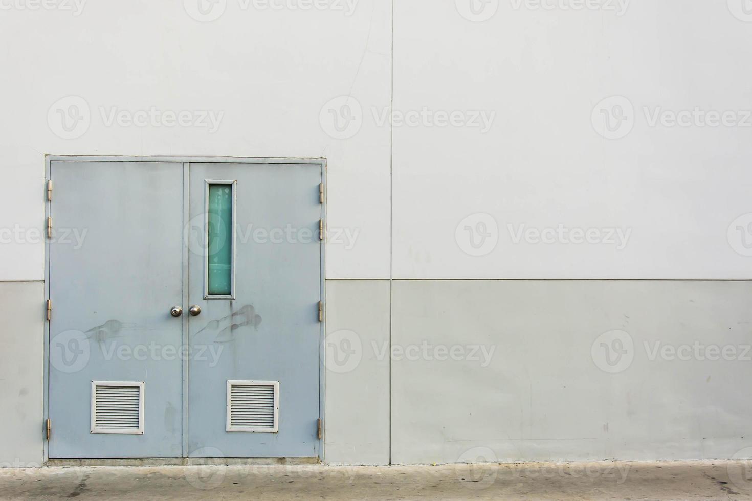 puertas de salida de emergencia contra incendios de edificios de estacionamiento cerca de oficinas comerciales foto