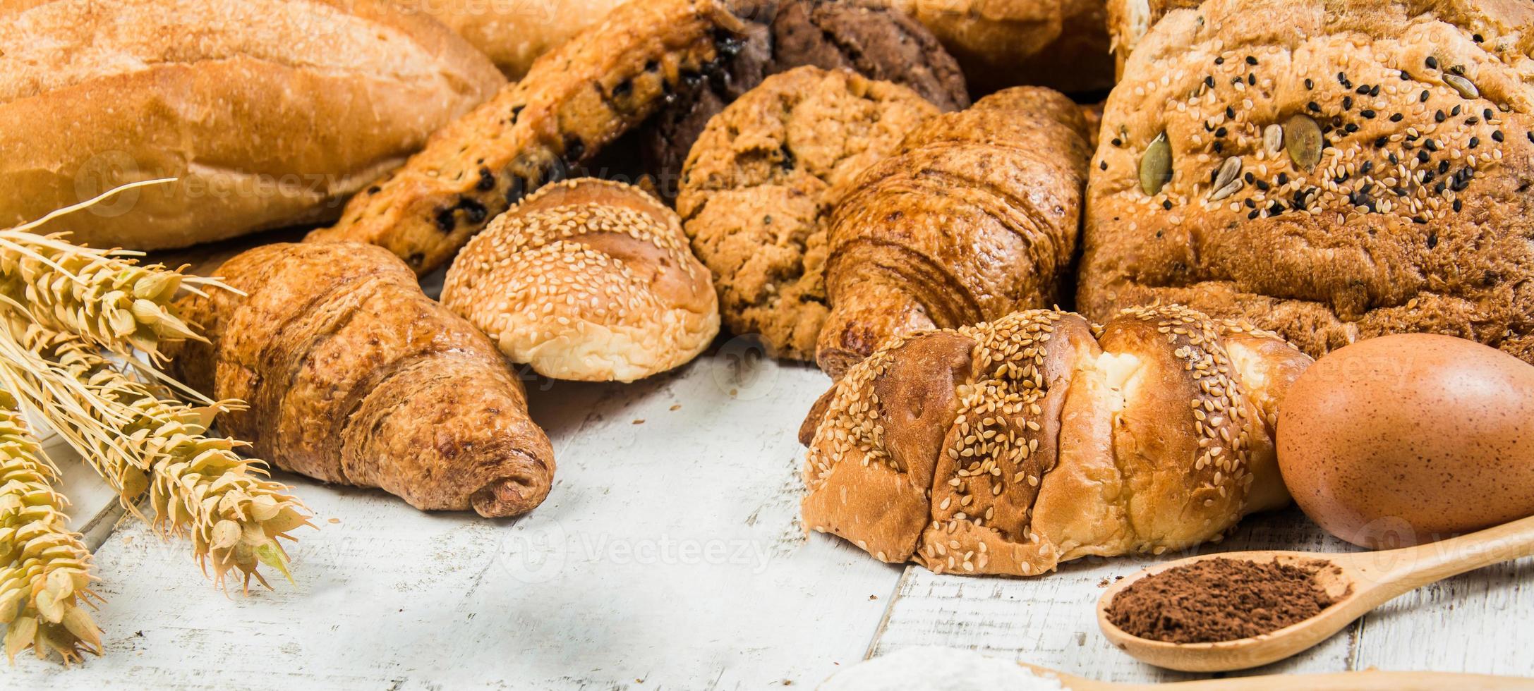 panadería sobre madera fondo blanco diferentes tipos de pan foto