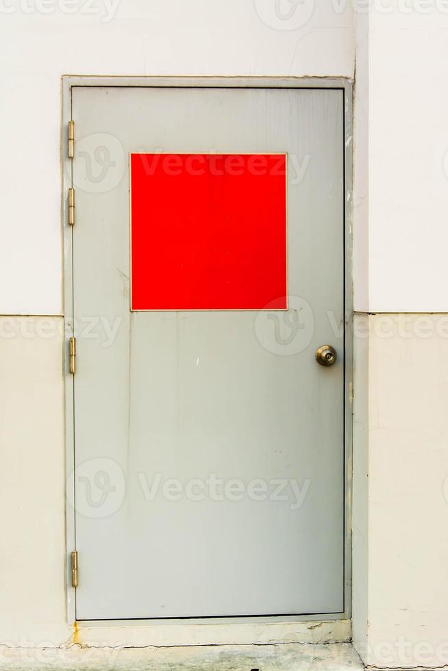 puertas de salida de emergencia contra incendios de edificios de estacionamiento cerca de oficinas comerciales foto