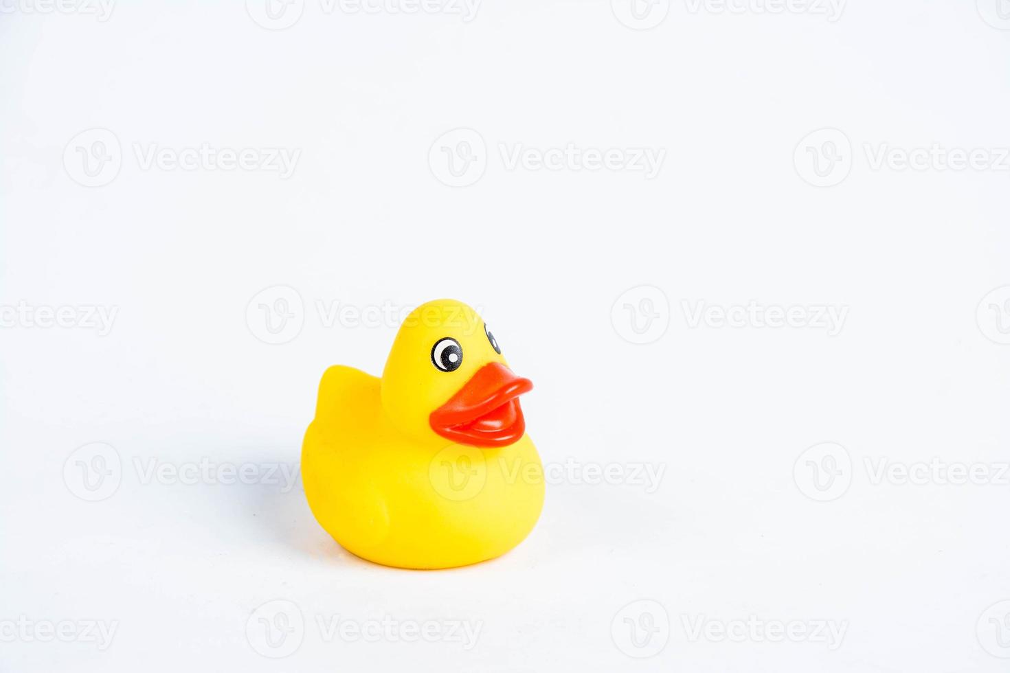 pato de baño sobre fondo blanco juguete de pato pato de goma lindo foto