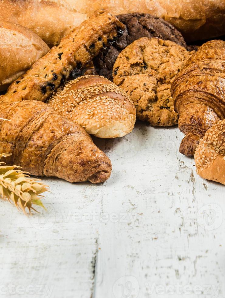 panadería sobre madera fondo blanco diferentes tipos de pan foto