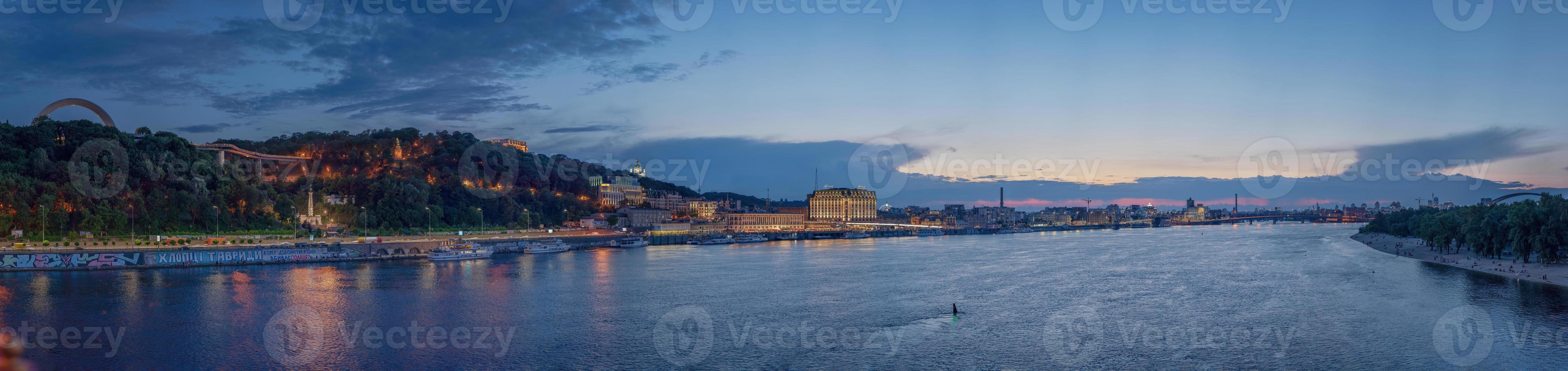 panorama nocturno de kiev, donde se puede ver el río dnieper, el terraplén, la plaza pochtovaya, st. la iglesia de andrew, el arco de la amistad del pueblo, vladimirskaya gorka. foto
