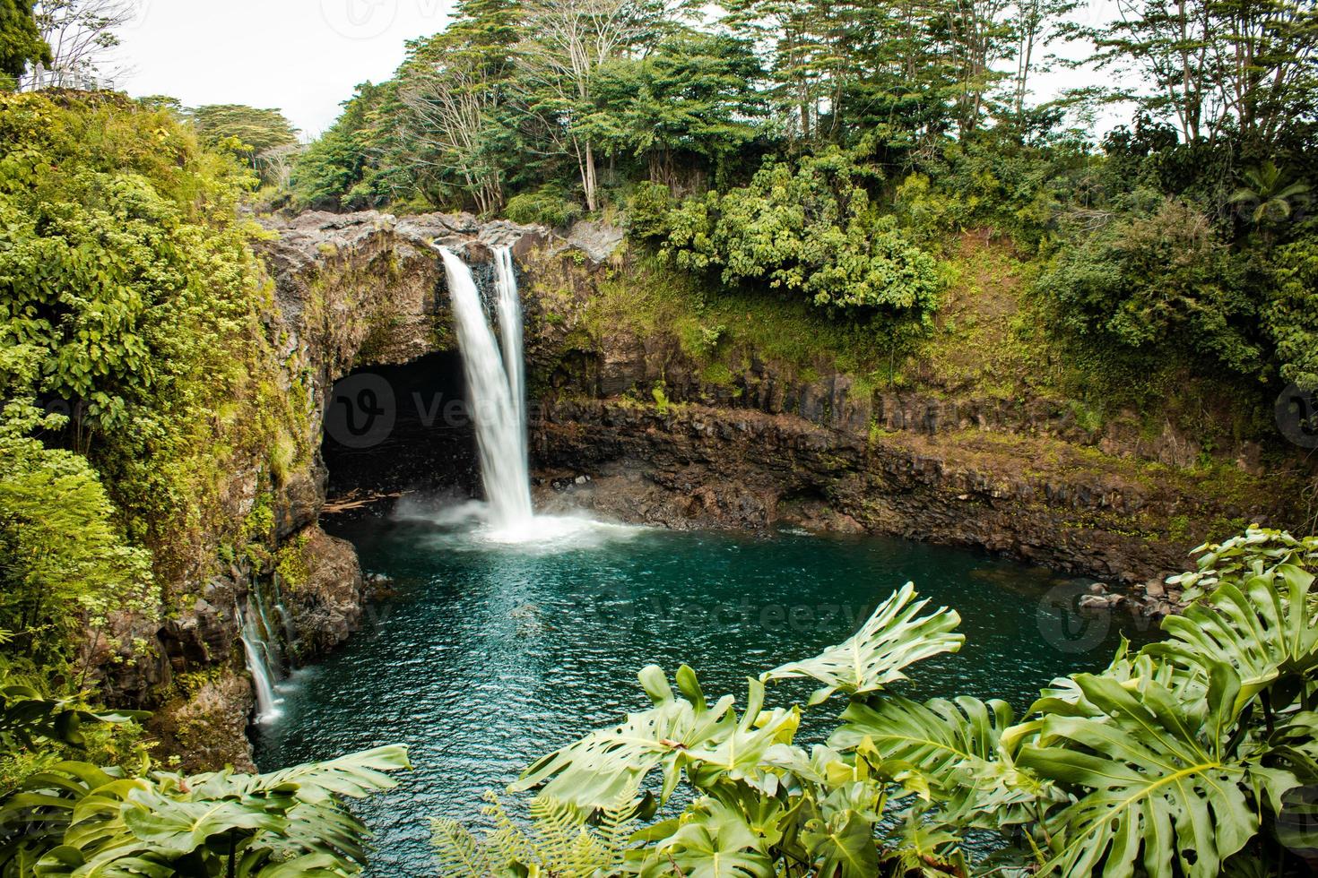 fotografía de cascadas durante el día foto