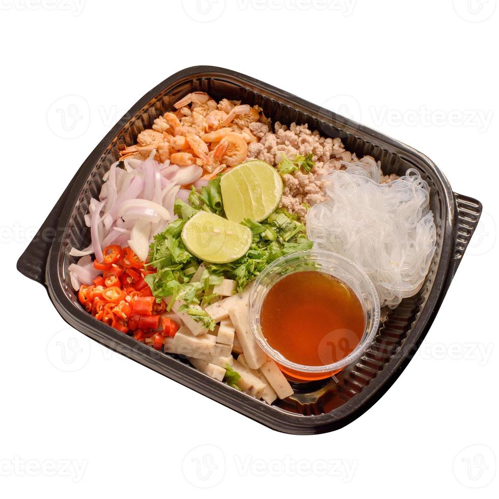 ensalada de vermicelli, chile, lima, salsa de pescado, camarones, cerdo, cebolla, cilantro, en una caja de plástico negra sobre un fondo blanco. foto
