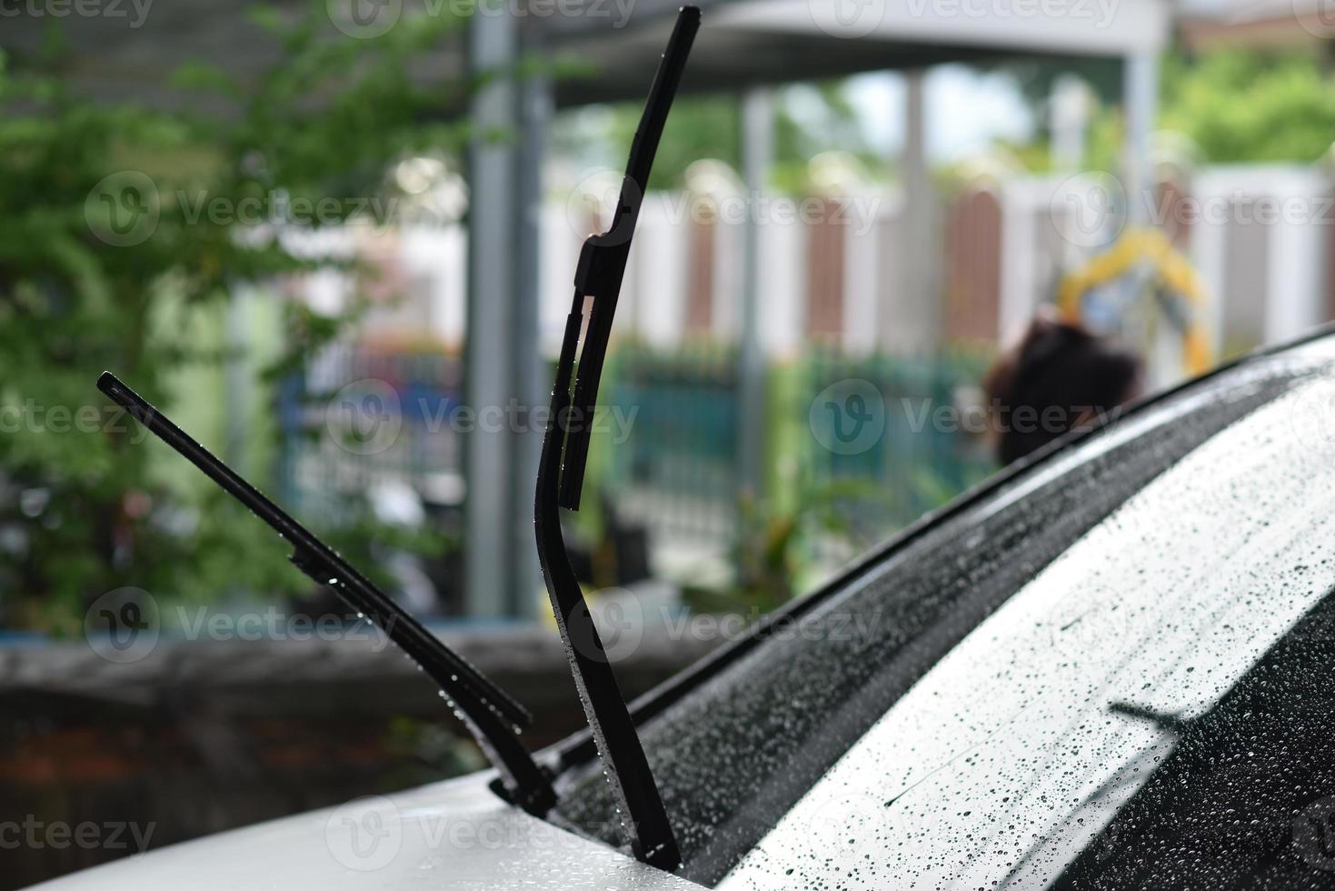 limpiaparabrisas con gotas de agua foto