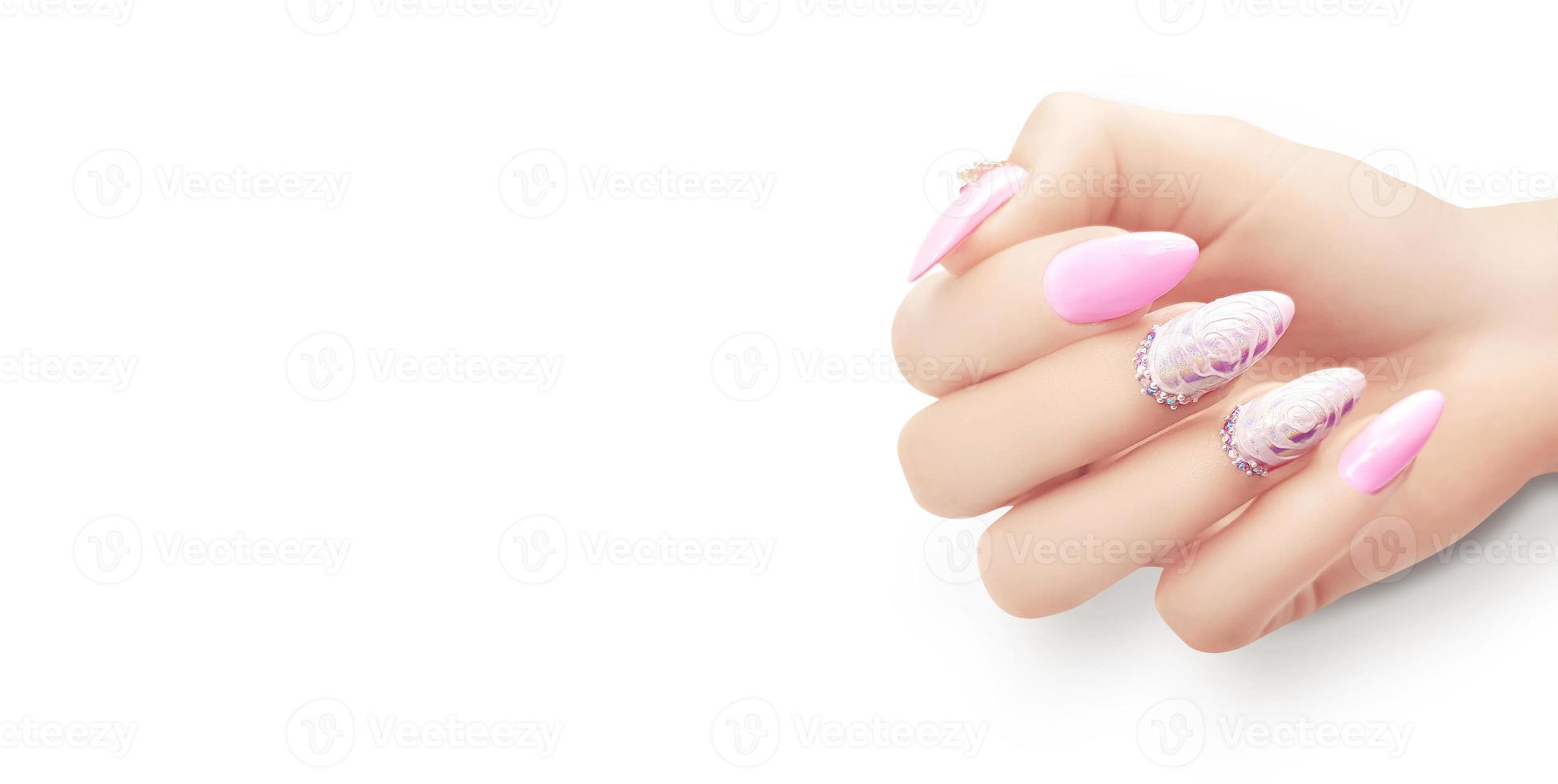 manos de mujer hermosa joven con manicura elegante foto