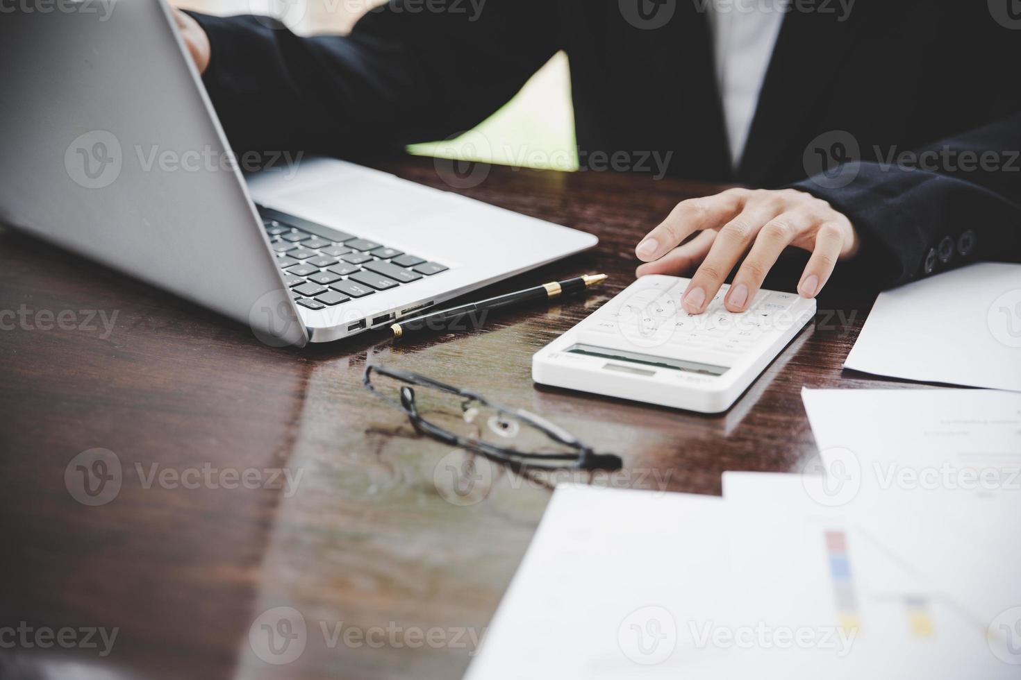 hombre de negocios navegando por internet foto