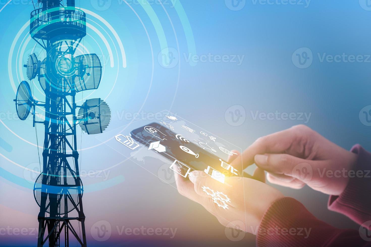 mujer que usa teléfono inteligente móvil y antena de torre de telecomunicaciones, red de tecnología de comunicación, conexión a Internet, medios sociales, íconos tecnológicos en pantalla virtual, internet de las cosas iot. foto