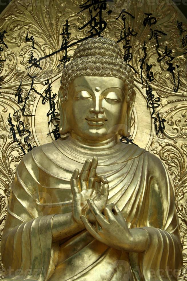 Buda en actitud de bendición foto