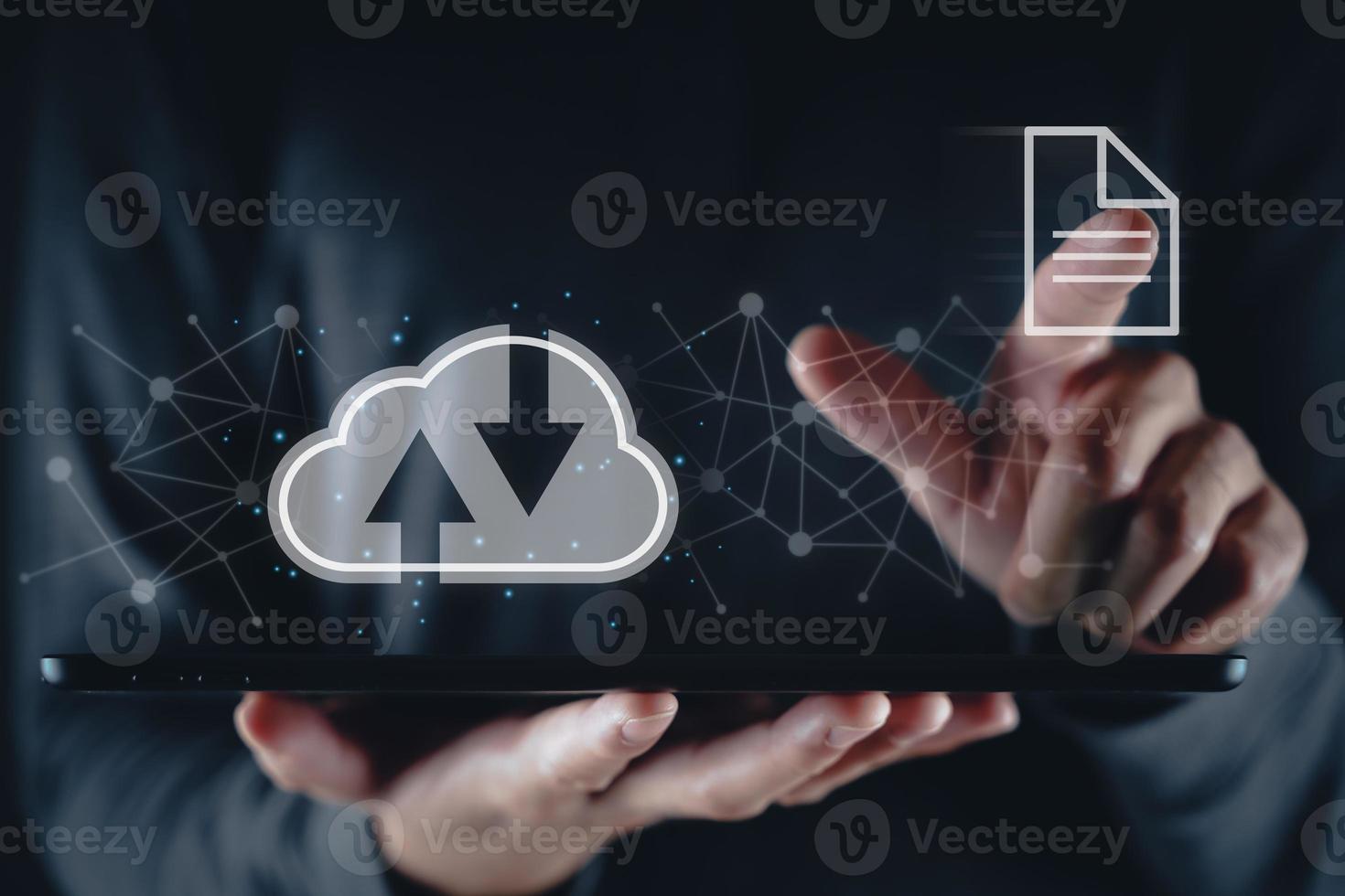 hombre que usa una tableta digital con computación en la nube virtual con línea de conexión. sistema de computación en la nube para compartir, descargar y cargar información de big data. foto