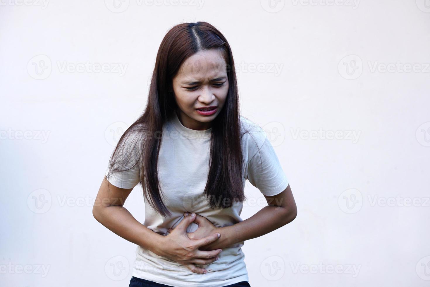 las mujeres asiáticas tienen dolor abdominal por la menstruación. foto