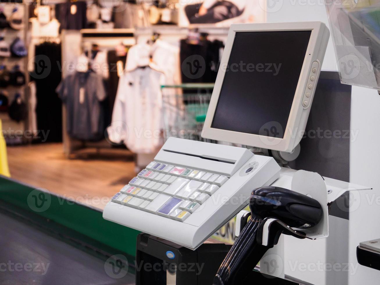 terminal de pago de mostrador de caja de supermercado con pantalla de monitor de computadora en blanco foto