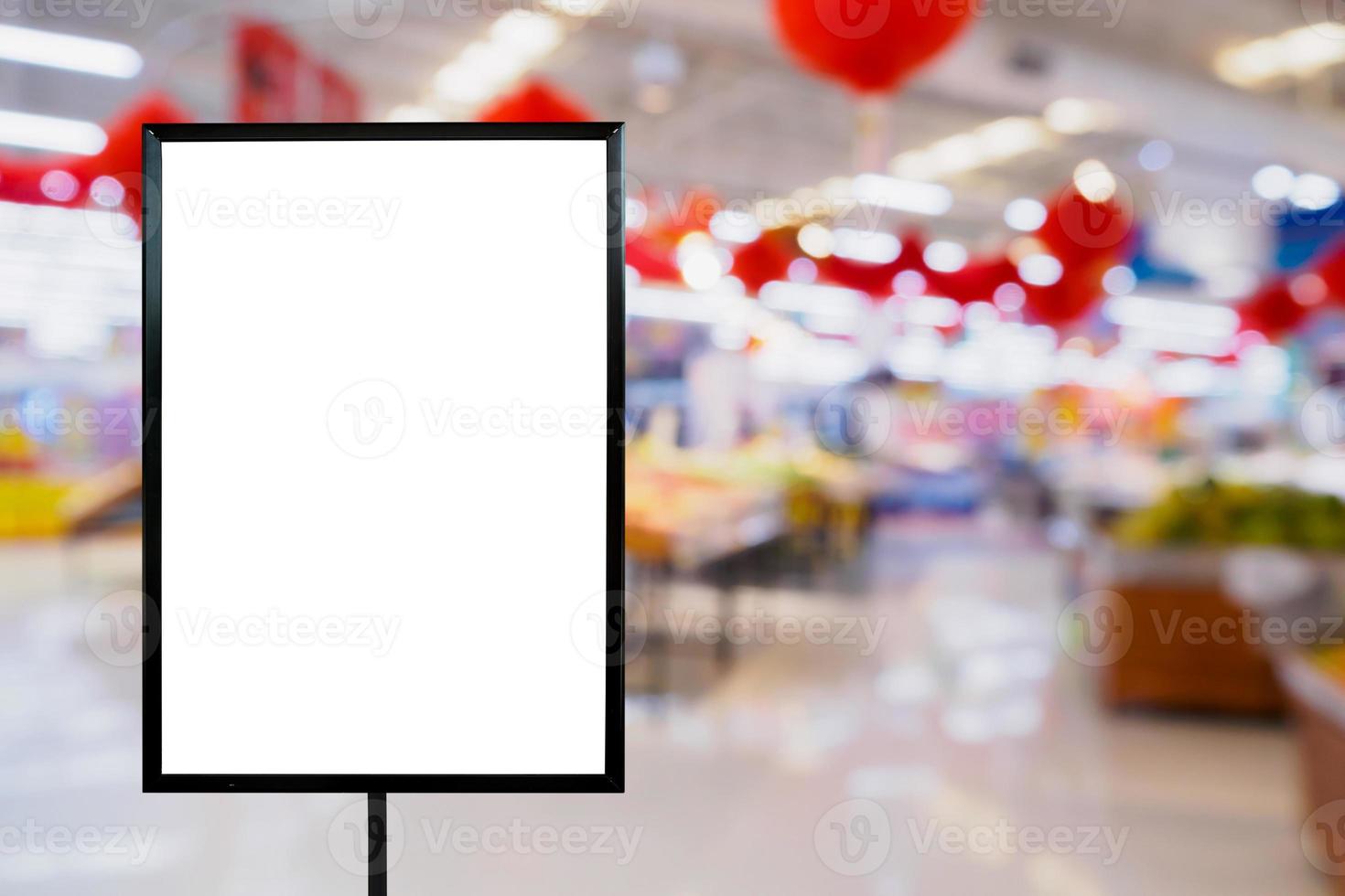 tablero de precios en blanco con tienda de supermercado foto