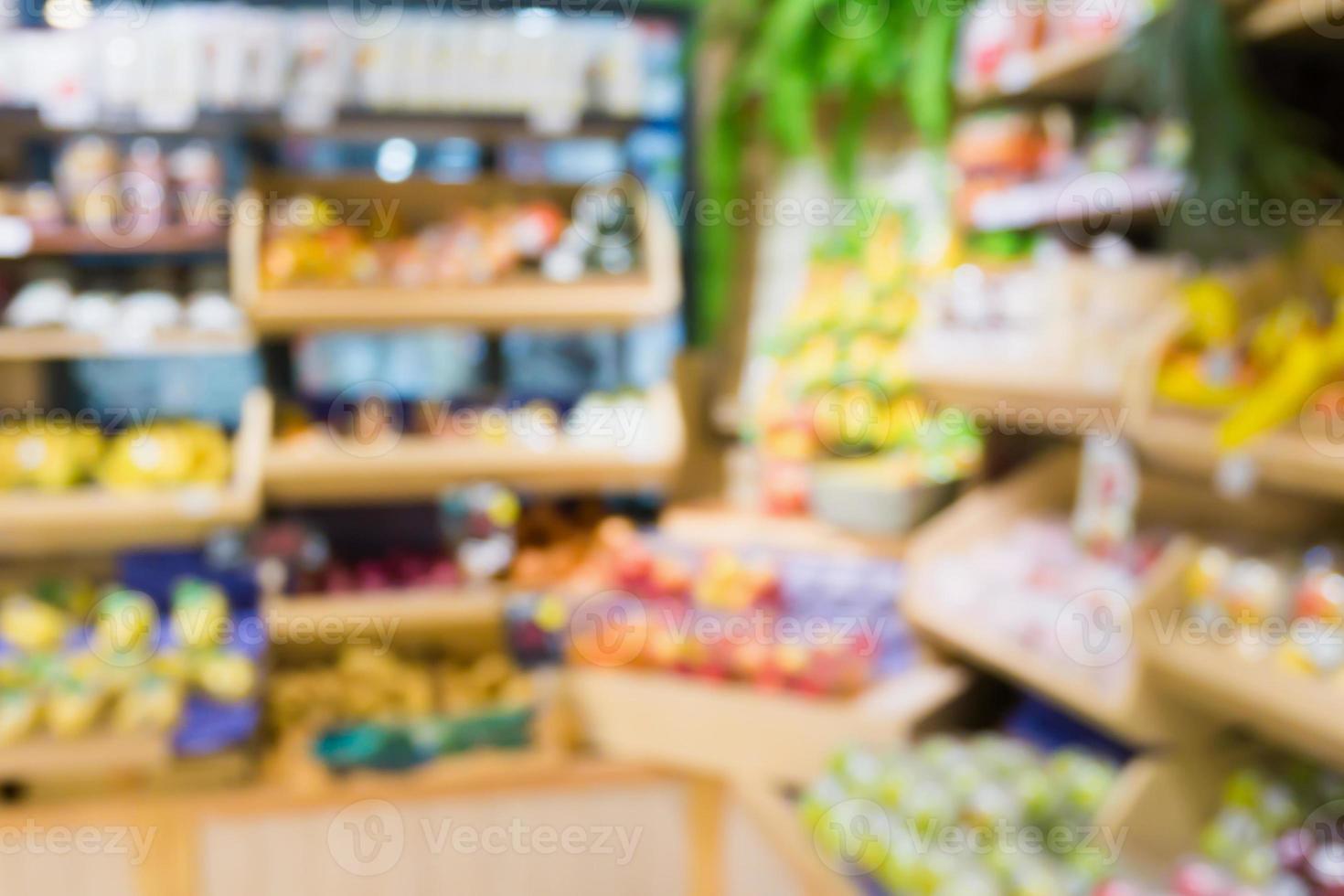 supermercado tienda de comestibles con frutas y verduras en los estantes de fondo borroso foto
