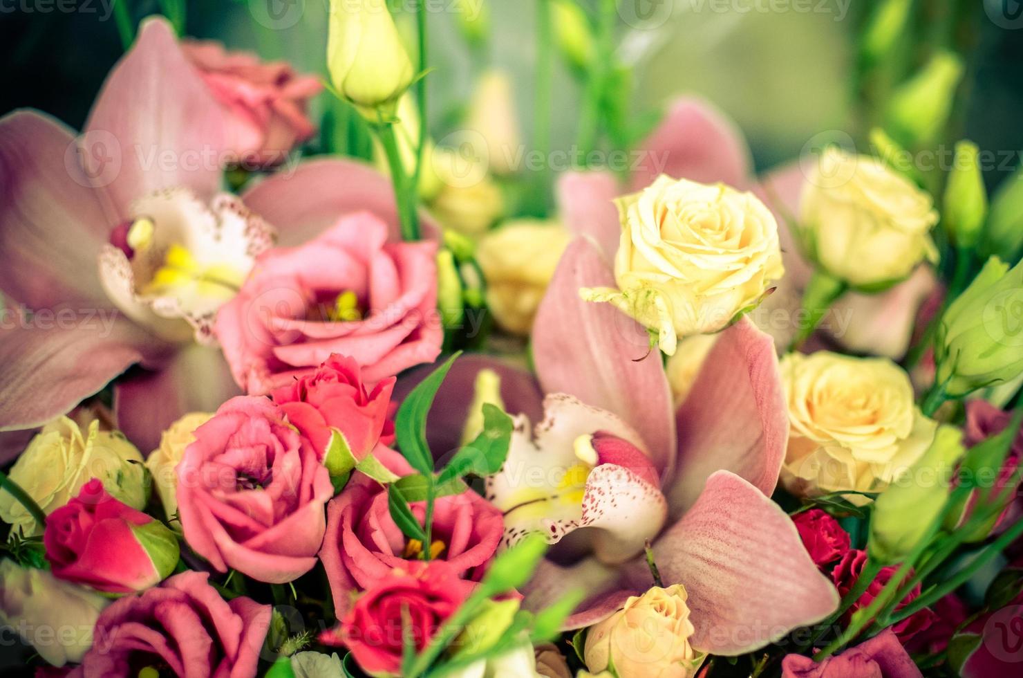 ramo de orquídeas y rosas sobre un fondo hermoso foto