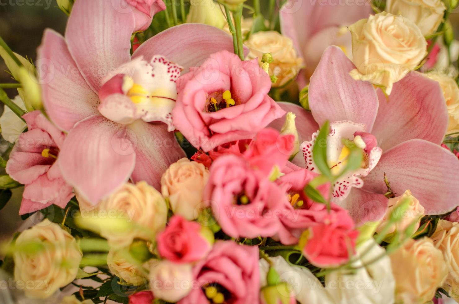ramo con orquídeas y rosas en un hermoso primer plano de fondo foto