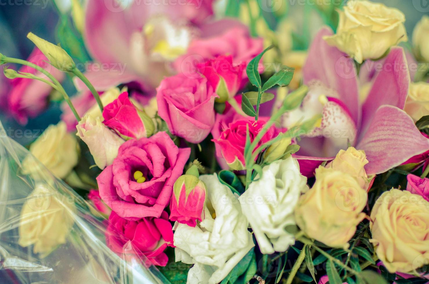 ramo de orquídeas y rosas sobre un fondo hermoso foto