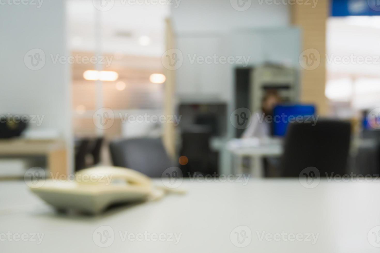 Fondo de espacio de trabajo de oficina de desenfoque abstracto con hombres de negocios y computadora foto