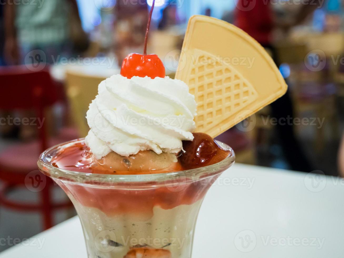 ice cream sundae photo