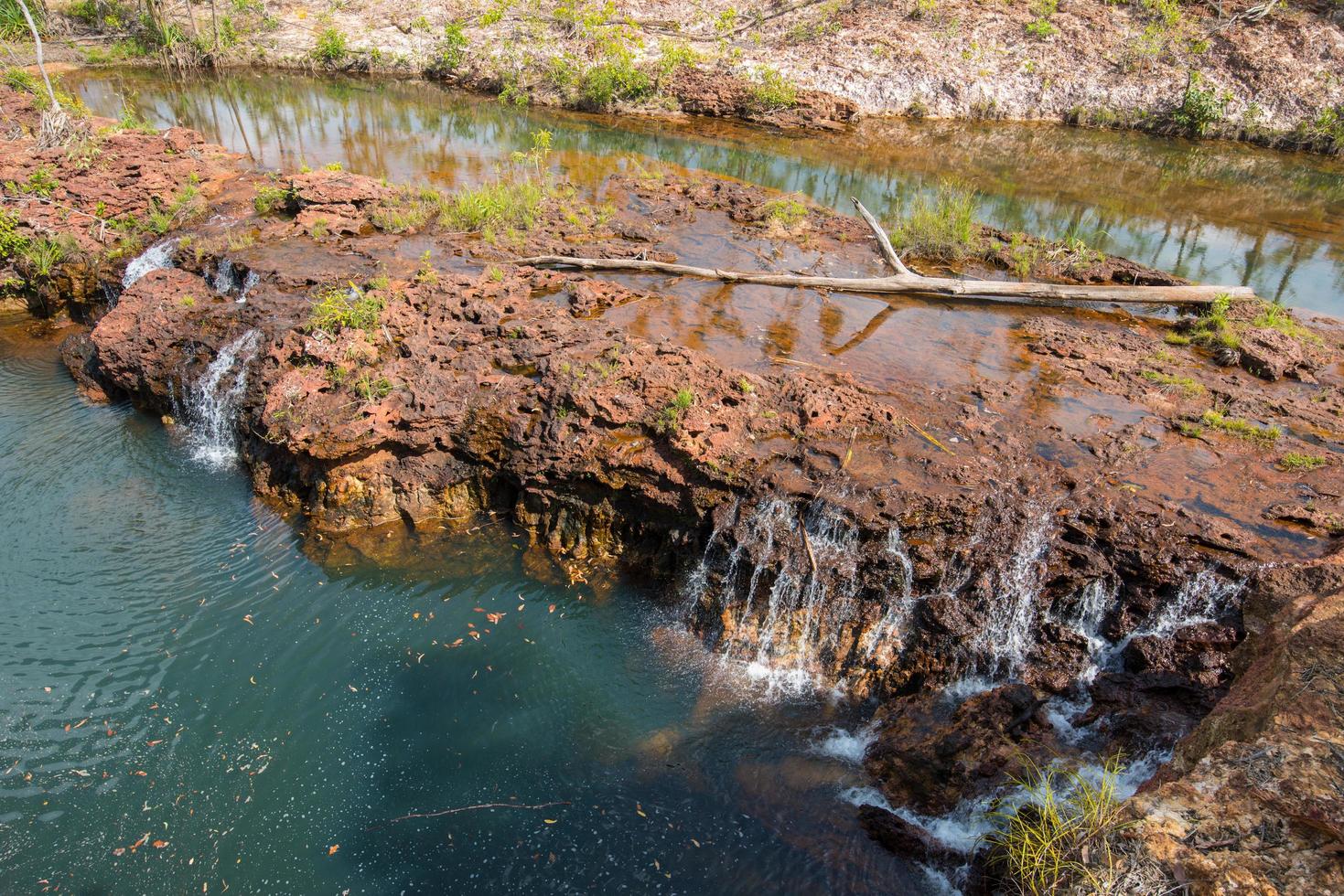 pequeño george en el río vertiginoso en la península de gove, territorio del norte, australia. foto