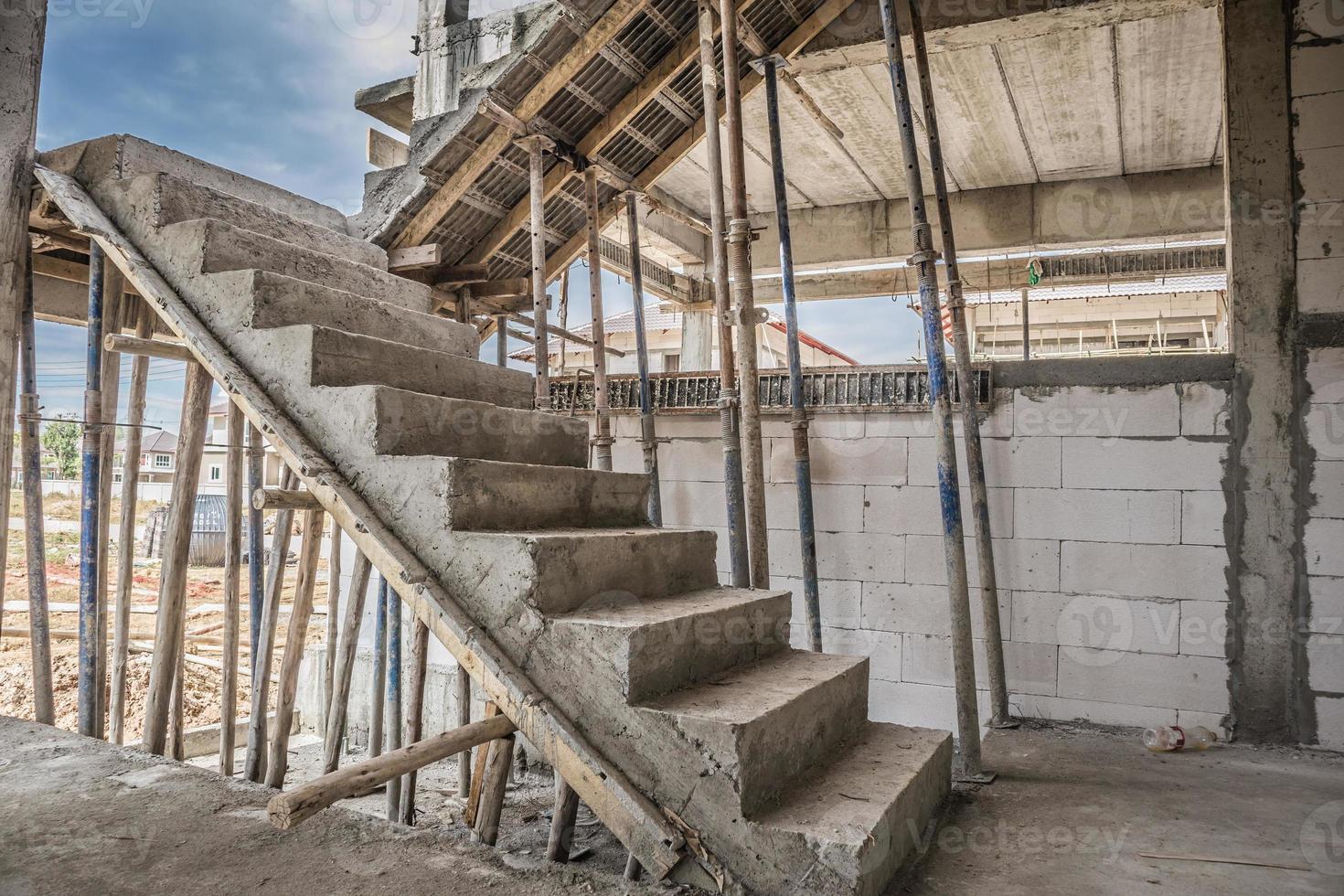 nueva construcción de casas con escalera de hormigón en el sitio de construcción foto