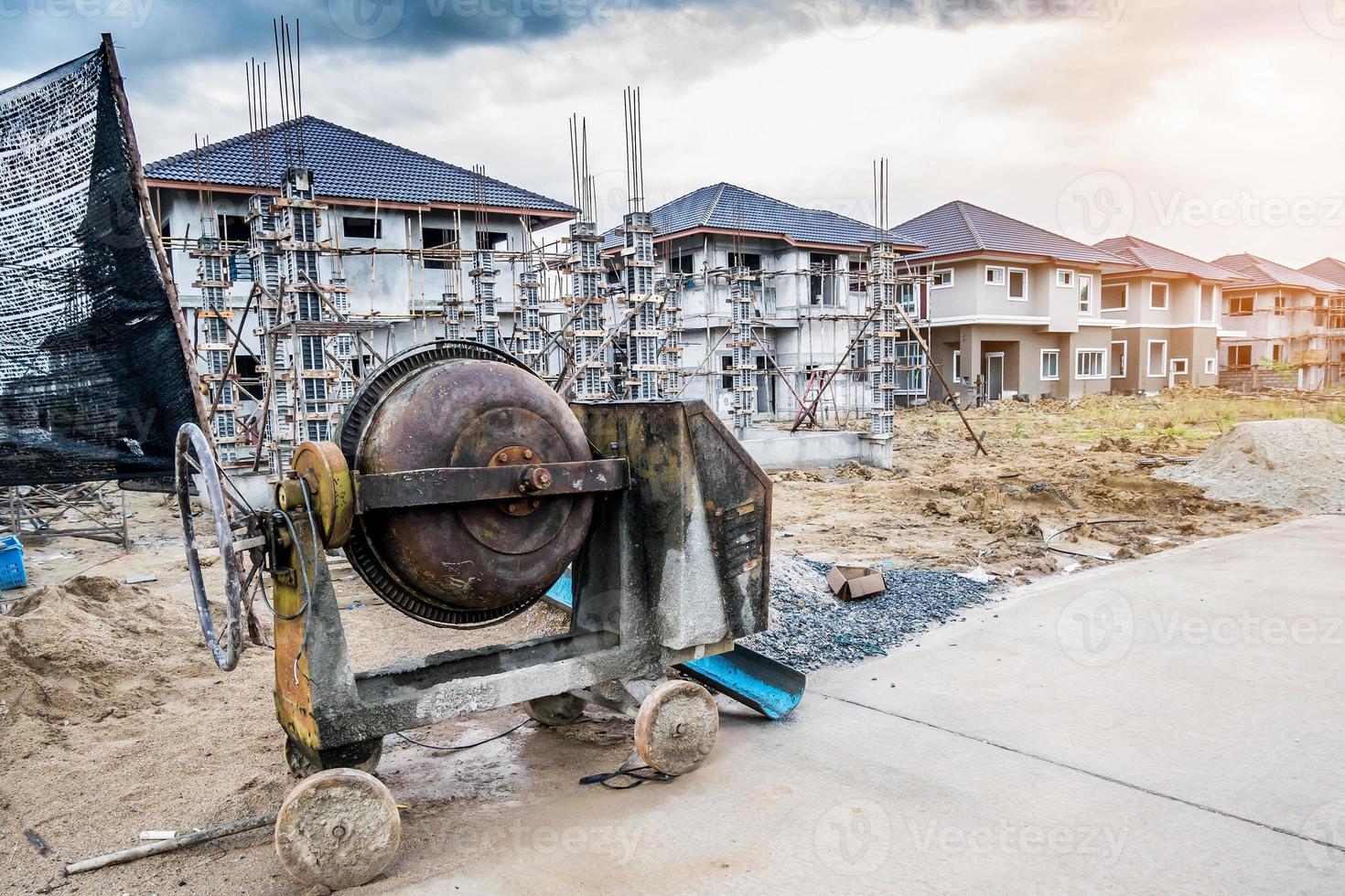 máquina hormigonera de cemento en el sitio de construcción de la nueva casa foto