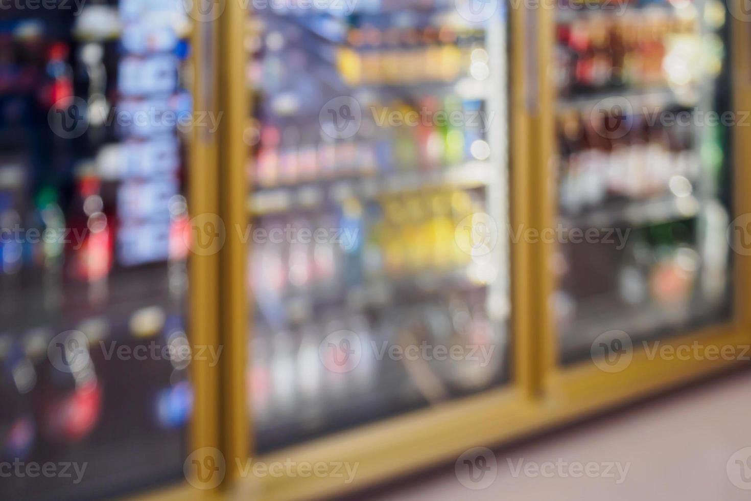 estantes del refrigerador del supermercado con productos de bebidas foto