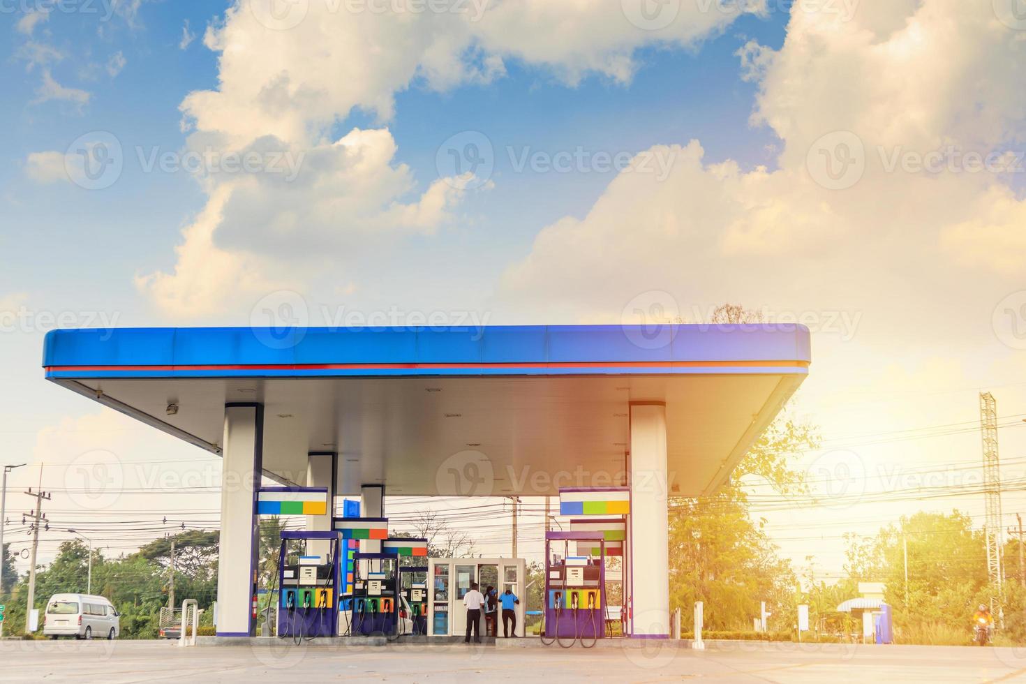 estación de combustible de gasolina con nubes y cielo azul foto