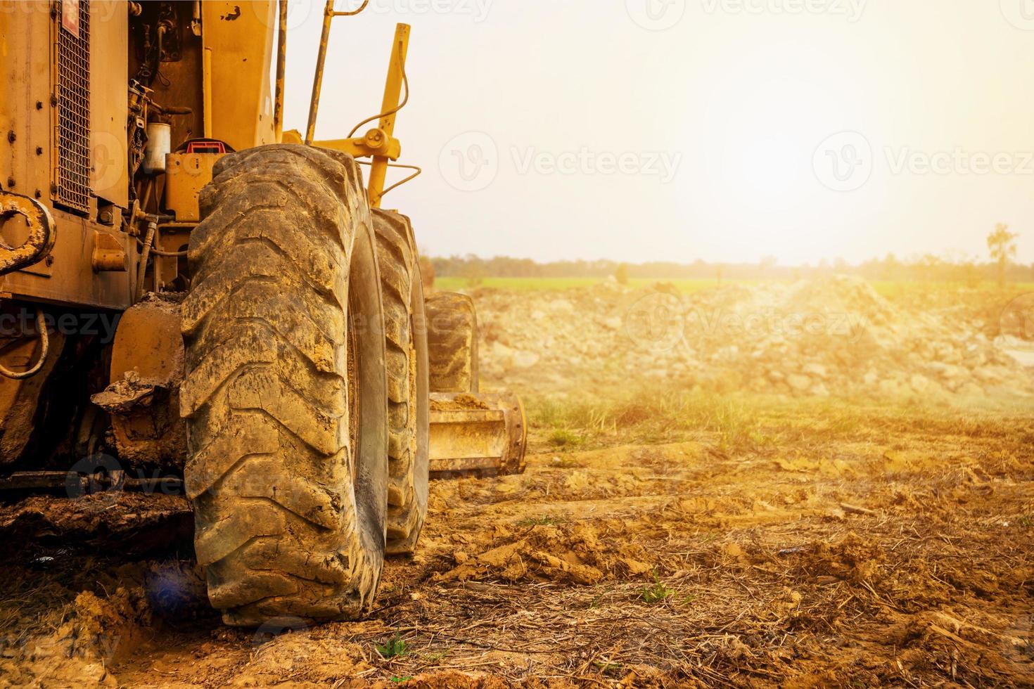 maquinaria pesada que trabaja en el sitio de construcción foto