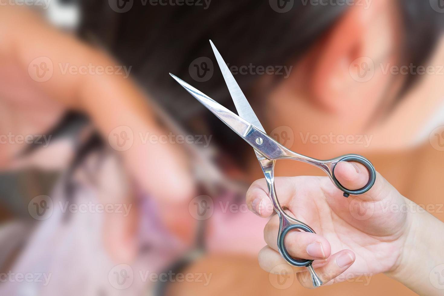 peluquero cortando cabello en salón de belleza foto