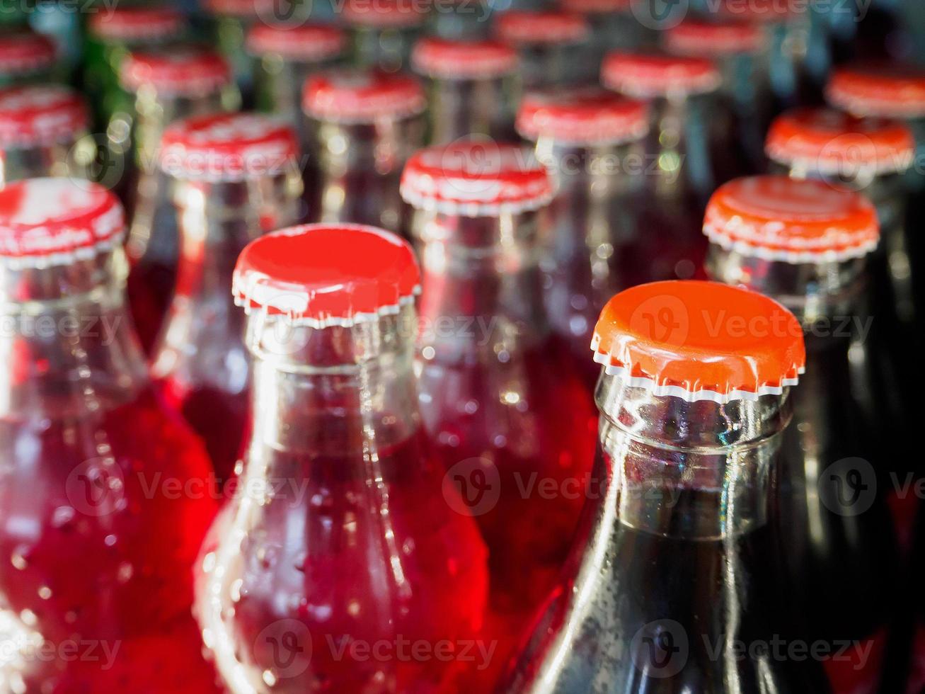 botellas de vidrio con fondo de refrescos foto